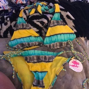 Top size is a large and bottom is a small